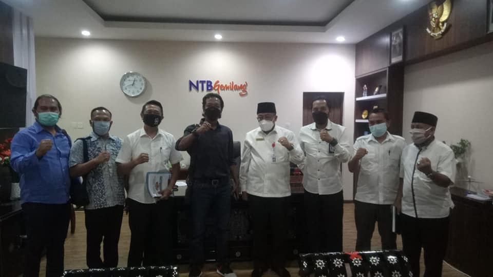 PT. Nabil Surya Persada menyerahkan proposal pelaksanaan kegiatan studi kelayakan tahap I pembangunan jembatan penghubung Lombok - Sumbawa kepada Pemprov NTB